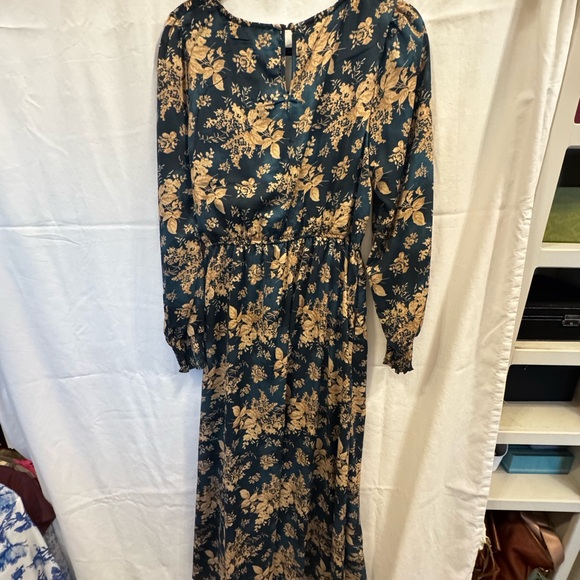 Hayden | Antique Floral Smocked Panel V Neck Dress | Medium - Picture 8 of 8